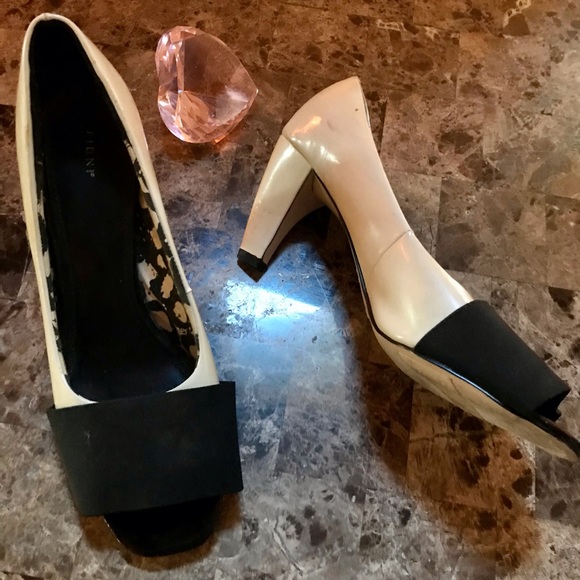 FIONI - 11B - 3 1/2 inch heel - black elastic band and almond patent. - Picture 3 of 3